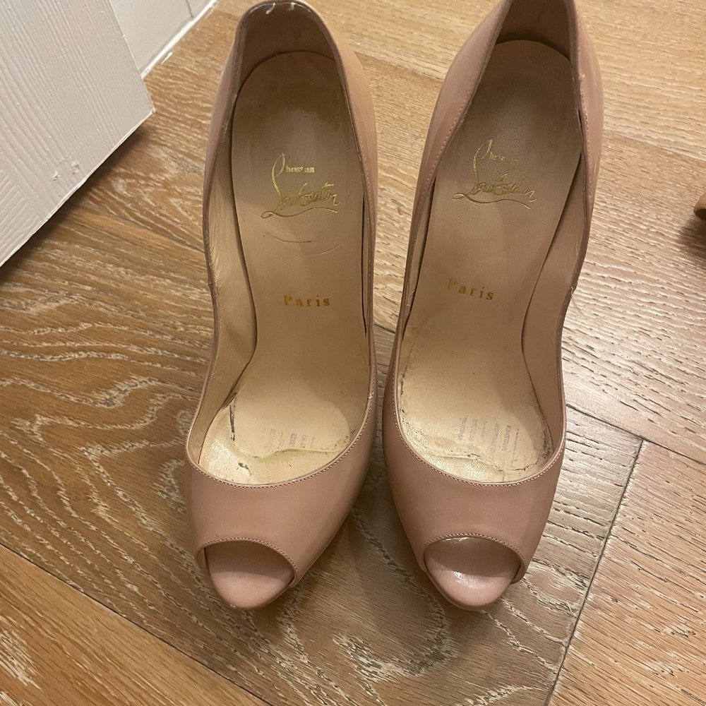 CHRISTIAN LOUBOUTIN Beige Patent Leather Lady Peep Toe Platform 38.5